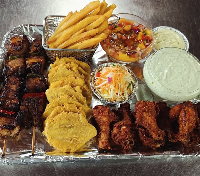 Assortiment de plats copieux créoles