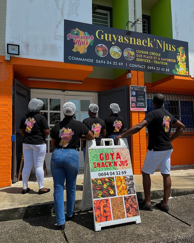 L'équipe Guyasnack'Njus dans leur restaurant